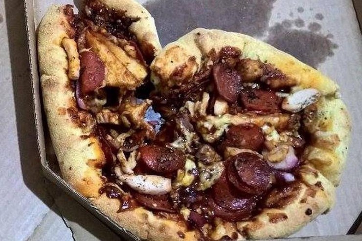 Chiếc bánh pizza này bột nhão đến mức lớp vỏ đủ dày để chứa tất cả các lớp phủ bên trên.
