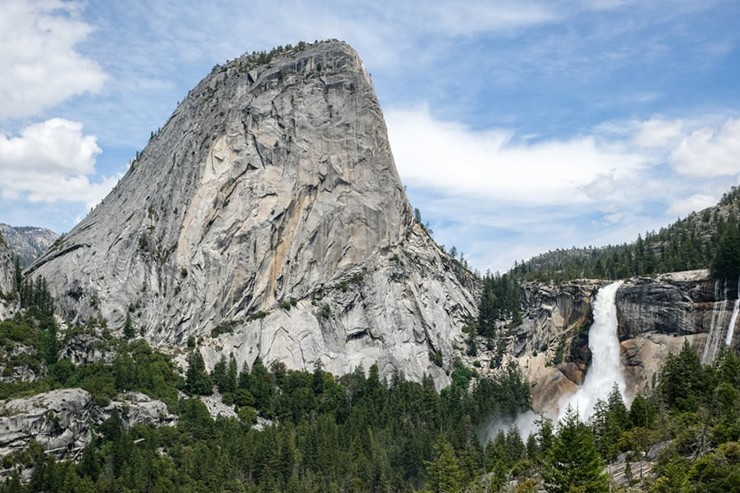 Half Dome là một đỉnh đá granit ở Công viên Quốc gia Yosemite, thuộc dãy núi Sierra Nevada của California, Mỹ.
