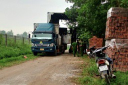 Cảnh sát chặn đứng vụ nghi tẩu tán chất thải nguy hại