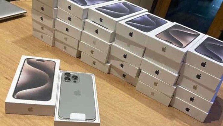 Đặt mua 4 chiếc iPhone 15 Pro Max, TikToker sốc vì Apple gửi nhầm 60 chiếc - 1