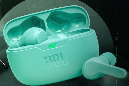 JBL tung bộ 3 tai nghe không dây mới, chống nước và pin "trâu"