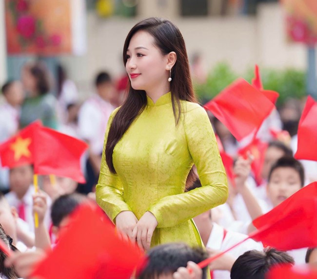 Nguyễn Mỹ Linh (sinh năm 1997) là cô giáo nổi tiếng nhất mùa lễ khai giảng năm 2023. 
