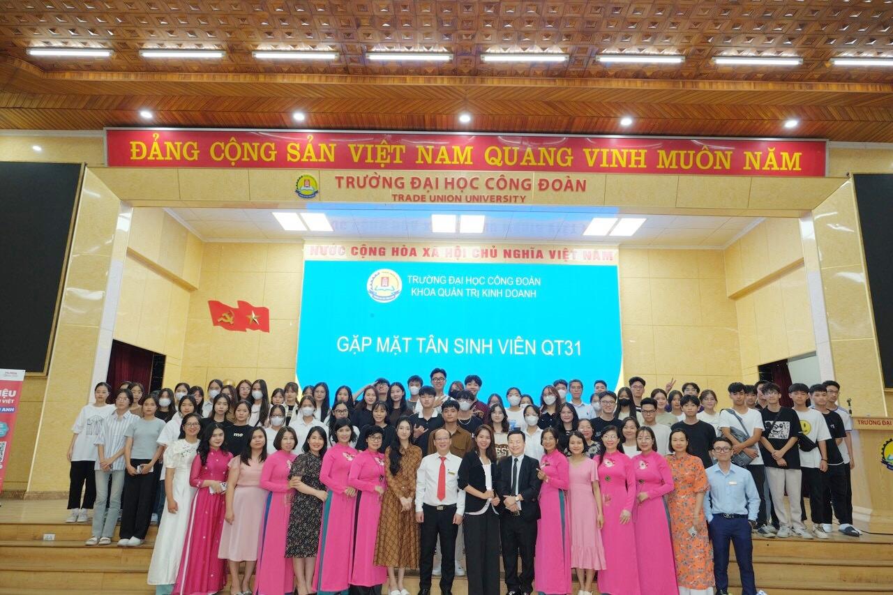 CEO Tony Vũ - Nhà sáng lập Job3s.vn truyền cảm hứng đến tân sinh viên trước thềm năm học mới