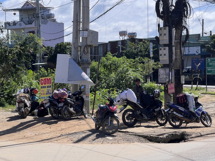 Theo ghi nhận của PV, dọc các tuyến đường trung tâm huyện Đắk Hà như Hùng Vương, ngã tư xã Hà Mòn (người dân gọi chợ lao động) có hàng nghìn người từ Quảng Nam, Quảng Ngãi tập trung đứng chờ. Ảnh: Thái Lâm.