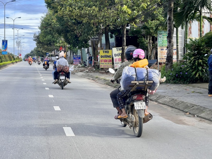 Hàng ngàn người đội nắng chạy hàng trăm km bằng xe máy lên Tây Nguyên với hy vọng được chủ vườn thuê dài ngày.