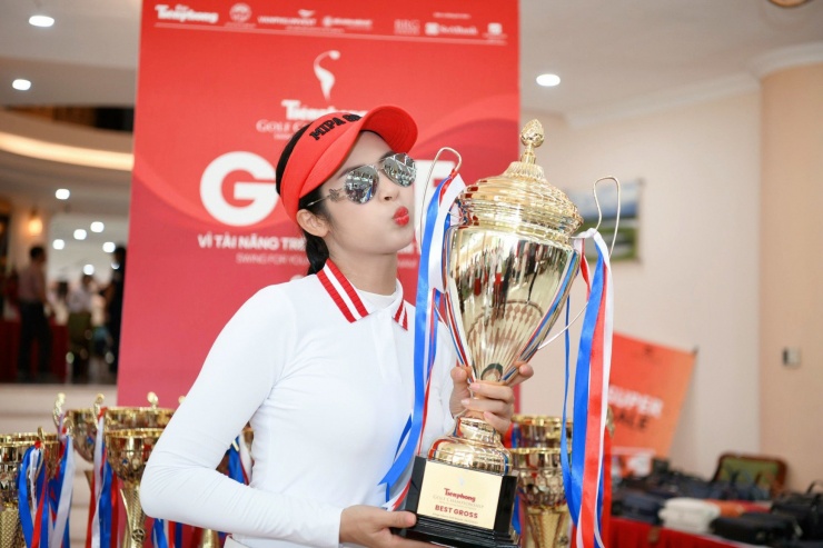 Hoa hậu Ngọc Hân, Jennifer Phạm và MC
Mai Ngọc hào hứng tham dự Tiền Phong Golf Championship 2023. Họ đều
là những người đẹp có niềm đam mê bộ môn golf và từng tham dự nhiều
giải đấu chuyên nghiệp cũng như không chuyên.