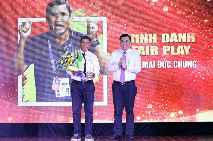 HLV Mai Đức Chung từng nhận danh hiệu Vinh danh Fair Play, thành tựu trọn đời. Ảnh: HOÀNG GIANG