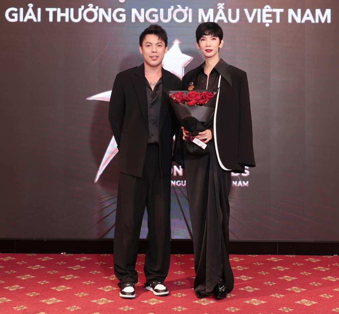 Siêu mẫu Xuân Lan và ông Phạm Huy Khánh - đại diện ban tổ chức&nbsp;“Người mẫu Việt Nam” (Vietnam Beauty Fashion Awards).