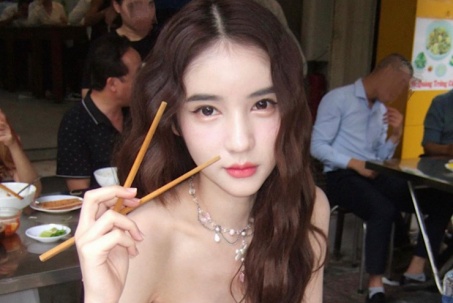 Danh tính của cô gái ngoại quốc xinh đẹp "gây sốt" đường phố Hà Nội