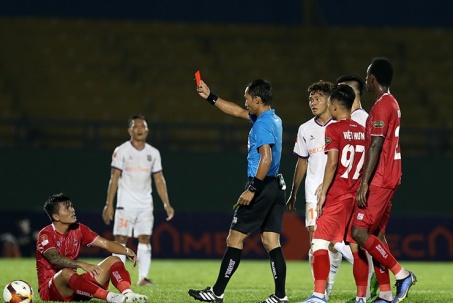 Cầu thủ Hải Phòng bị đuổi vì đánh nguội SAO U23 Việt Nam