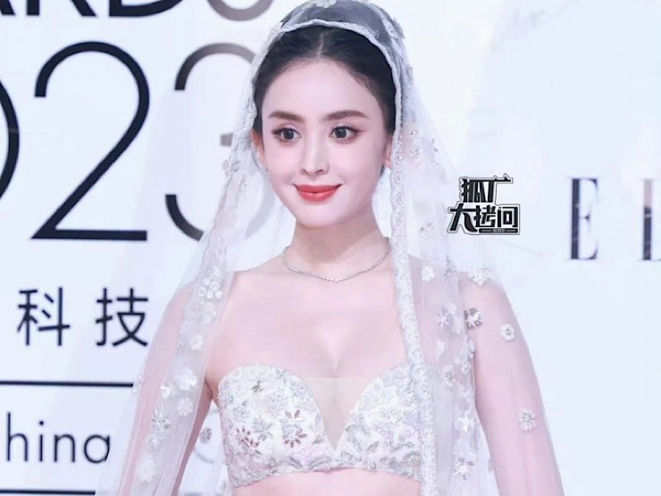 Mới đây, trên thảm đỏ sự kiện Elle Thịnh Điển (Elle Style Award 2023), Cổ Lực Na Trát gây chú ý với tạo hình cô dâu trong thiết kế đầm màu trắng phối với khăn voan dài.
