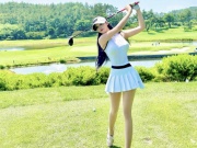 Thời trang - &quot;Hot girl dược sĩ&quot; diện váy ngắn đi đánh golf gây chú ý