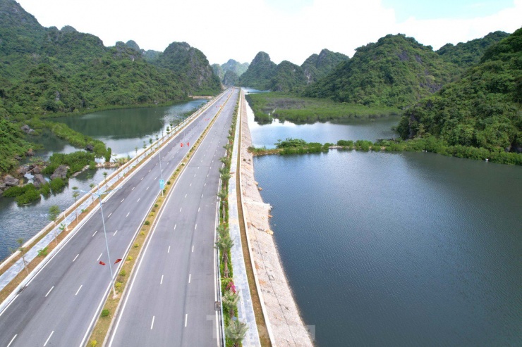 Trước đó, nhiều lần UNESCO đã khuyến cáo về việc di sản vịnh Hạ Long đang chịu rất nhiều áp lực về các hoạt động du lịch, vận tải biển và đặc biệt là quá trình đô thị hóa của Quảng Ninh khiến môi trường vịnh đang bị ảnh hưởng.