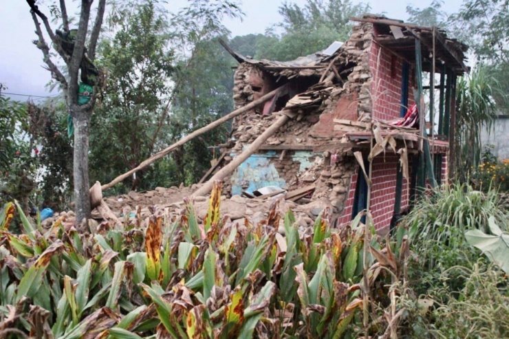 Động đất tại Nepal: Gần 160 người thiệt mạng, lực lượng cứu hộ dùng tay đào bới đống đổ nát  - 3