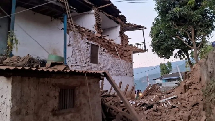 Động đất tại Nepal: Gần 160 người thiệt mạng, lực lượng cứu hộ dùng tay đào bới đống đổ nát  - 1