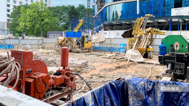 Mới đây, công trường thi công quanh khu vực ga ngầm thuộc tuyến metro Nhổn - ga Hà Nội mọc thêm lô cốt để phục vụ thi công xử lý đất nền tại lối ra đường hầm của Ga S10 - Cát Linh thuộc Dự án tuyến đường sắt đô thị thí điểm của Thành phố Hà Nội, đoạn Nhổn - Ga Hà Nội.