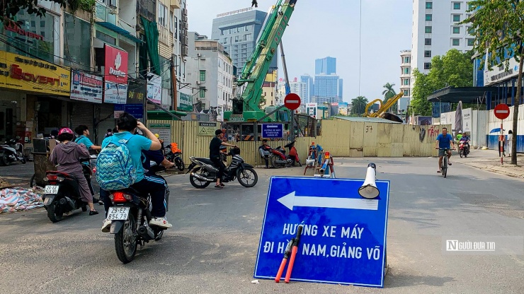 Mặc dù được phân luồng giao thông, cắm biển cấm nhưng nhiều phương tiện xe máy bất chấp đi ngược chiều vào lối nhỏ trên phố Cát Linh.