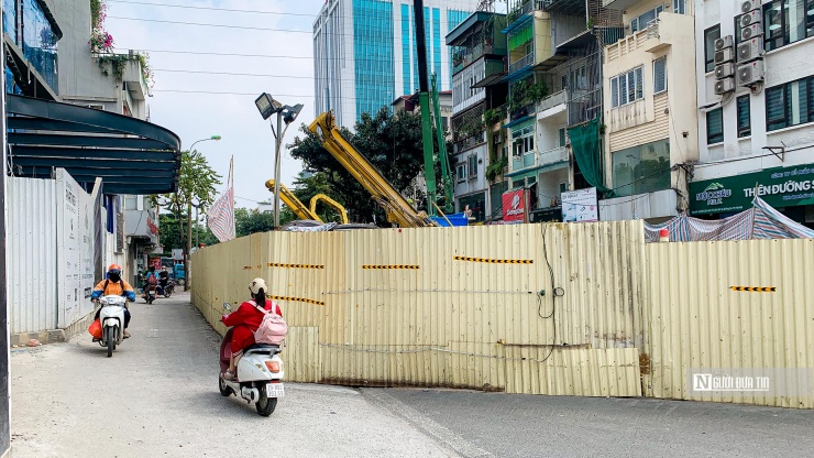 Khu vực thi công ga ngầm S10 - Cát Linh thuộc Dự án đường sắt đô thị Nhổn - Ga Hà Nội vốn có tiến độ khá chậm nay lại mọc thêm các vị trí lô cốt xung quanh.