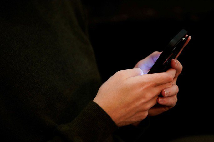 Sử dụng điện thoại di động quá thường xuyên có thể làm giảm chất lượng tinh trùng ở nam giới trẻ. Ảnh: REUTERS