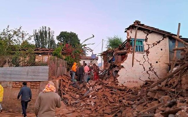 Động đất tại Nepal: Gần 160 người thiệt mạng, lực lượng cứu hộ dùng tay đào bới đống đổ nát  - 2