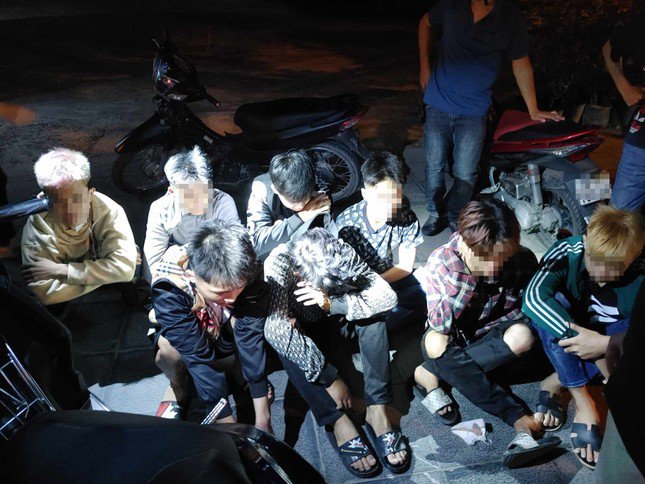 Cảnh sát hóa trang bắt giữ hàng loạt quái xế gây náo loạn đường phố Hà Nội trong đêm - 1