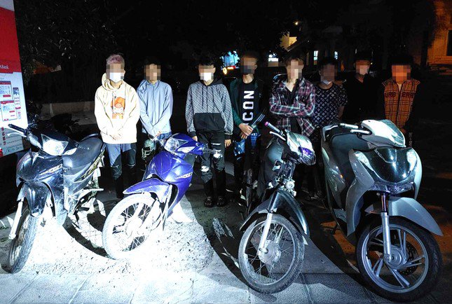 Cảnh sát hóa trang bắt giữ hàng loạt quái xế gây náo loạn đường phố Hà Nội trong đêm - 5