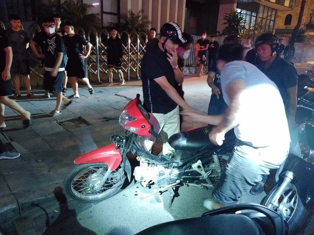 Cảnh sát hóa trang bắt giữ hàng loạt quái xế gây náo loạn đường phố Hà Nội trong đêm - 2