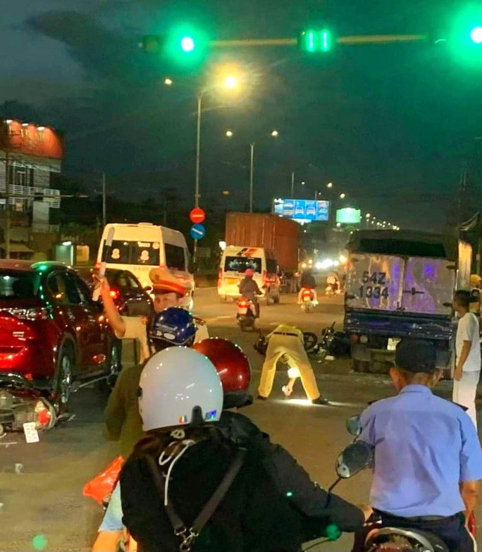 Xe tải tông hàng loạt xe máy chờ đèn đỏ ở Đồng Nai - 1