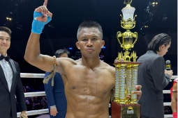 “Thánh Muay” Buakaw tung cước khiến Saenchai vào viện