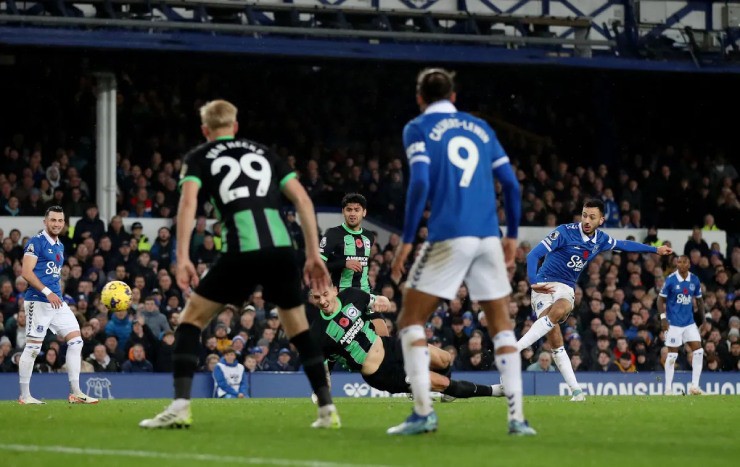 Everton và Brighton chơi một trận vô cùng quyết tâm