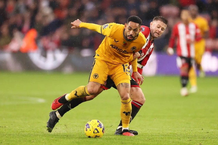 Sheffield United (áo đỏ trắng) gây bất ngờ cho Wolverhampton