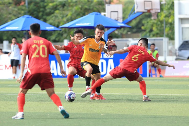Việt "Quẩy" bị đối thủ theo sát nhưng vẫn biết cách để thoát ra. Ảnh Vietfootball