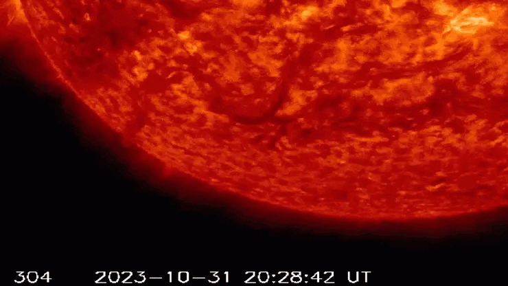 Mặt Trời phát nổ, nứt rãnh dài gấp 8 lần đường kính Trái Đất - 1