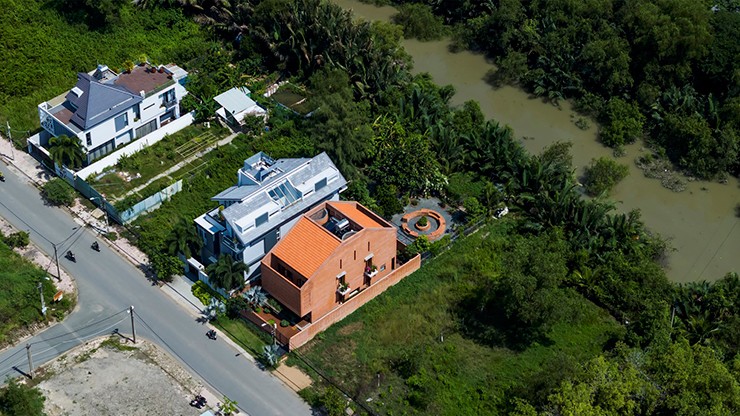 Căn nhà này nằm ở Phú Xuân, Nhà Bè, TP HCM, là món quà của 4 cô con gái tuổi trung niên dành tặng mẹ mình.
