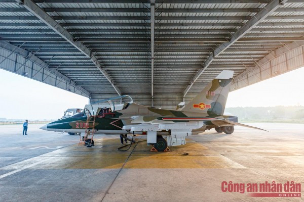 YAK-130 là loại máy bay huấn luyện đa năng mới được biên chế trong lực lượng Không quân nhân dân Việt Nam từ cuối năm 2021 để thay thế L-39 đã sắp hết niên hạn sử dụng.