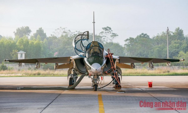 YAK-130 có khối lượng cất cánh tối đa chỉ 9 tấn (so với SU-30 là 34 tấn), vận tốc tối đa của máy bay là&nbsp;1.050 km/h; tầm bay: 2.000 km; trần bay tối đa: 12.500 m. Máy bay được trang bị thêm các giá treo vũ khí ở hai bên cánh.