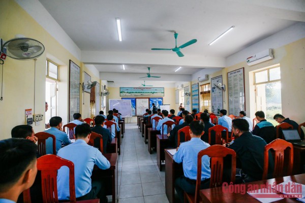 Họp giao nhiệm vụ trước giờ bay. Sau mỗi buổi bay, lãnh đạo Trung đoàn sẽ có buổi giảng bình sơ bộ hay rút kinh nghiệm cùng các phi công và bộ phận liên quan.