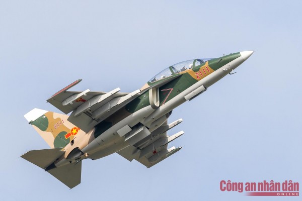 YAK-130 là loại máy bay phản lực cận âm được vũ trang sẽ là giải pháp tối ưu về chi phí, phản ứng nhanh trong trường hợp cần chi viện hỏa lực bằng không quân. Vũ khí máy bay mang theo có thể dễ dàng tiêu diệt tàu đổ bộ, bộ binh, xe thiết giáp, trực thăng, máy bay vận tải và máy bay không người lái... Có khả năng bay thấp bám địa hình tốt, vốn là đặc tính quan trọng của máy bay cường kích.