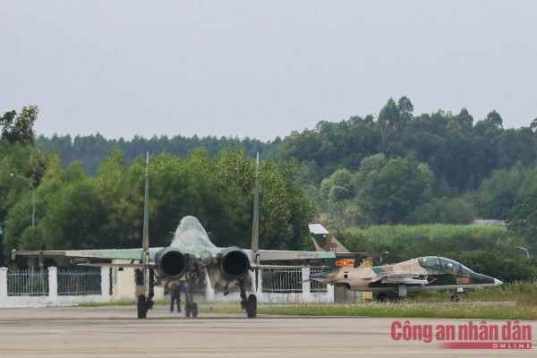 YAK-130 đóng vai trò quan trọng trong công tác chuyển loại phi công chiến đấu lên các dòng máy bay hiện đại hơn. Có thể hiểu đơn giản là sau khi các phi công tốt nghiệp khóa huấn luyện với YAK-130 thì khả năng tiếp cận, làm chủ các loại máy bay chiến đấu hiện đại hơn sẽ được nâng cao, rút ngắn thời gian làm chủ khí tài.