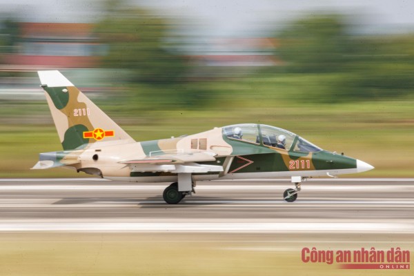 Không chỉ đóng vai trò quan trọng trong công tác huấn luyện, YAK-130 còn có thể là một chiến đấu cơ dự bị, sẵn sàng hỗ trợ cho các tiêm kích chủ lực.