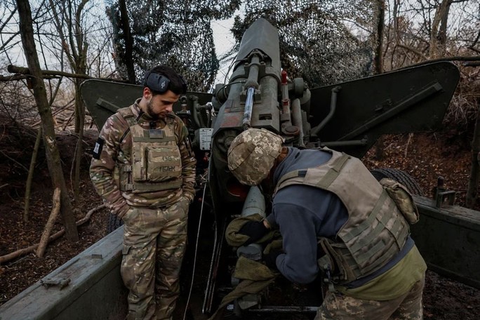 Lực lượng pháo binh của Ukraine ở tiền tuyến. Ảnh: Reuters