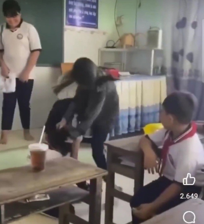 Xôn xao clip nữ sinh tiểu học ở Bạc Liêu bị đánh dã man - 1