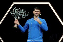 Djokovic vô địch Paris Masters lập 3 cột mốc khủng, hành động đẹp với “tiểu Federer“