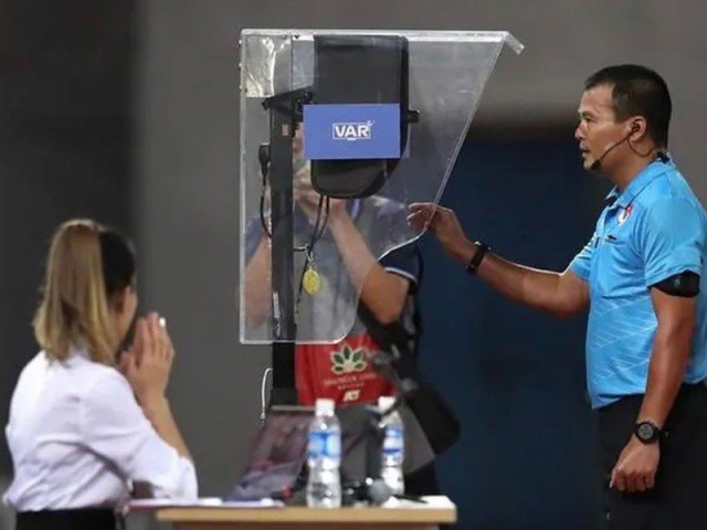 VAR có mang lại công bằng ở V-League?