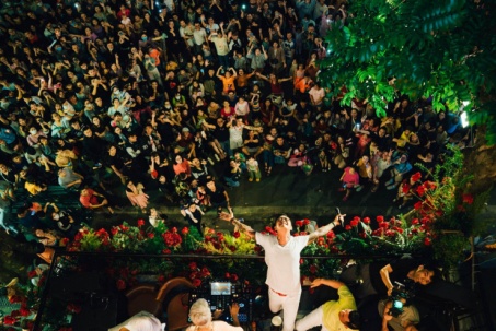 Nam ca sĩ khiến hàng nghìn người kéo đến ''náo loạn'' phố đi bộ Hà Nội, "sợ vợ" nhất Vbiz
