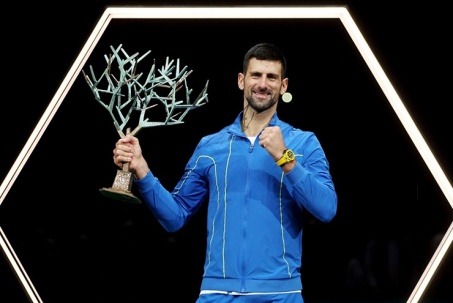 Djokovic vô địch Paris Masters lập 3 cột mốc khủng, hành động đẹp với "tiểu Federer"