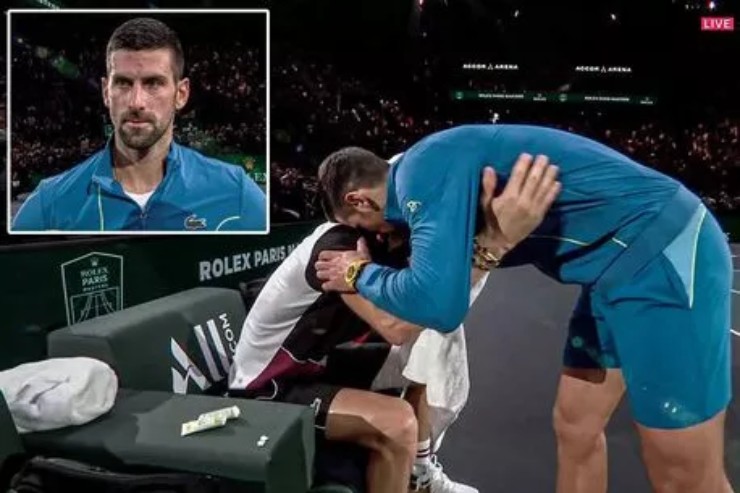 Dimitrov (áo trắng đen) khóc vì tình cảm của khán giả và đội của mình chứ không khóc vì thua Djokovic (áo xanh)