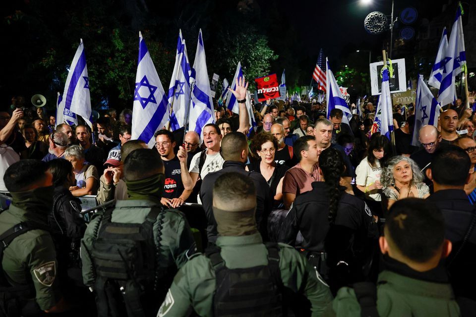 Đám đông biểu tình bên ngoài nhà Thủ tướng Israel - 1