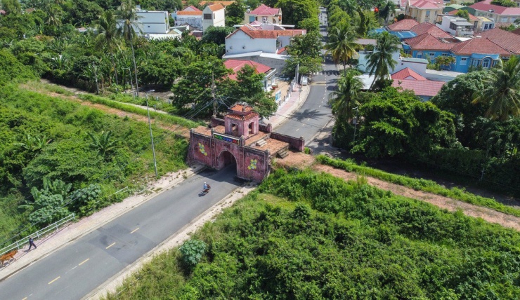 Nằm cách TP Nha Trang khoảng 10 km, di tích thành cổ Diên Khánh﻿ (thị trấn Diên Khánh, huyện Diên Khánh, tỉnh Khánh Hòa), được xây dựng và hoàn thành vào năm 1793, trên diện tích khoảng 36.000 m2 là một quần thể kiến trúc quân sự theo kiểu Vauban (Pháp). Thành được đắp bằng đất là chính, dài 2.693 m, xưa kia có sáu cổng ra vào nhưng nay chỉ còn bốn cổng, gồm cửa Đông, cửa Tây, cửa Hậu (cửa Bắc) và cửa Tiền.