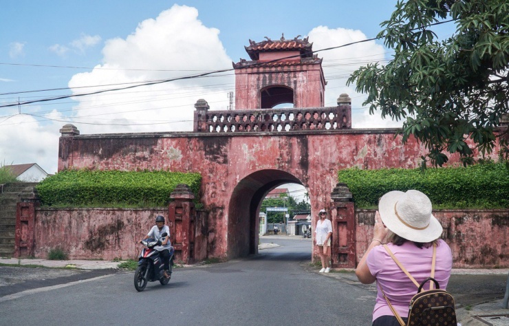 Thành cổ Diên Khánh là một trong những di tích nổi tiếng tại Khánh Hòa được trùng tu nhiều lần, tuy nhiên hiện nơi này đang xuống cấp, thành địa điểm tổ chức ăn nhậu, xả rác, phóng uế bừa bãi.